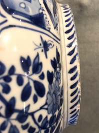Een Chinese blauwwitte vaas met floraal decor, Kangxi